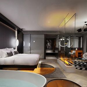 Deluxe One-Bedroom King Suite